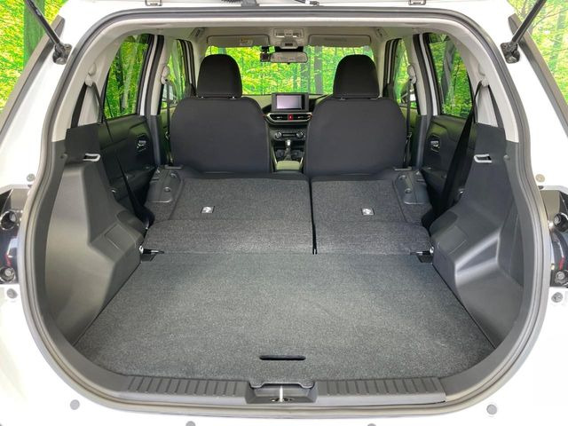 ���i�̂���������ʋ΁A���}���ɏ\���ȉ׎��X�y�[�X���m�ۂ��Ă���܂��B�Z�J���h�V�[�g��|���ƁA�傫�ȉו��̐ύڂ��\�ł���