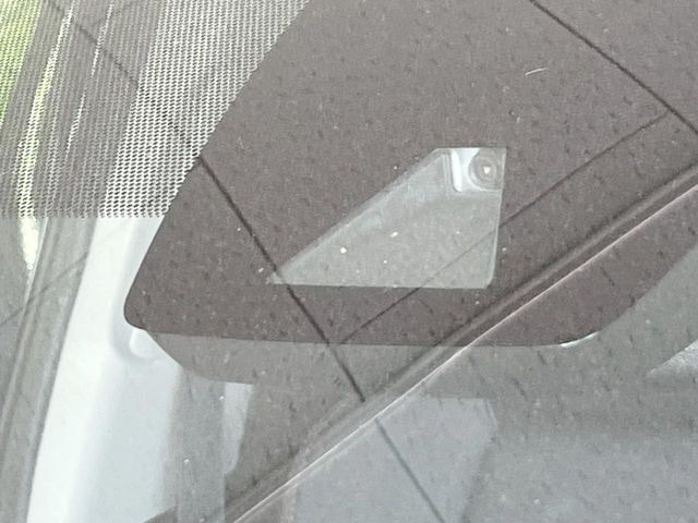 【トヨタセーフティセンス】走行中に前方の車両等を認識し、衝突しそうな時は警報とブレーキで衝突回避と被害軽減をアシスト。より安全にドライブをお楽しみいただけます。