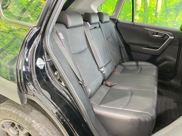 後部座席も気になるようなキズ・汚れやへたり等、大きなダメージはなく、良好な状態です。