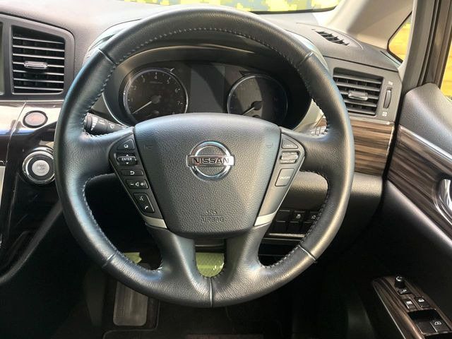 �C���e���A�ɍ��킹���f�U�C���̃X�e�A�����O�́A�^�]�������̂��Ƃ��l���A�^�]���₷���`��A�傫���ł��B�����x�A���ۂɐG���Ă��m���߂��������B