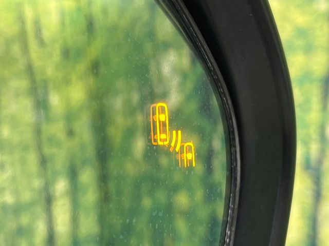 【ブラインドスポットモニター】走行中、ドアミラーの死角になりやすい箇所に後続車が接近するとサイドミラーのレンズに警告を表示!ドライバーに注意喚起をしてくれます。