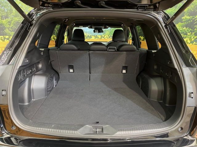 ���i�̂���������ʋ΁A���}���ɏ\���ȉ׎��X�y�[�X���m�ۂ��Ă���܂��B�Z�J���h�V�[�g��|���ƁA�傫�ȉו��̐ύڂ��\�ł���