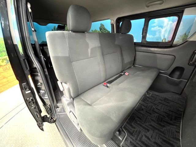 後部座席も気になるようなキズ・汚れやへたり等、大きなダメージはなく、良好な状態です。