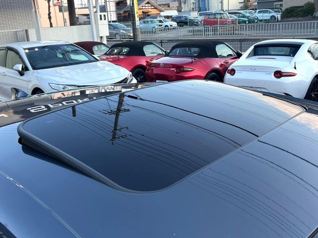 【ムーンルーフ】開放感たっぷりの希少装備、ムーンルーフが装着されています!車内に明かりを取り入れたり景色を楽しむ以外にも、車内の空気も簡単に換気できて快適です!