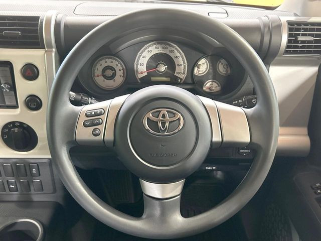 �C���e���A�ɍ��킹���f�U�C���̃X�e�A�����O�́A�^�]�������̂��Ƃ��l���A�^�]���₷���`��A�傫���ł��B�����x�A���ۂɐG���Ă��m���߂��������B