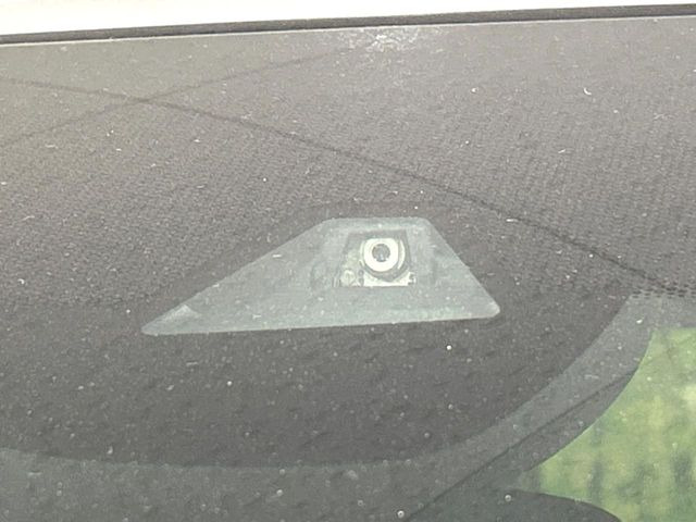 �y�z���_�Z���V���O�z���s���ɑO���̎ԗ�����F�����A�Փ˂������Ȏ��͌x��ƃu���[�L�ŏՓˉ���Ɣ�Q�y�����A�V�X�g�B�����S�Ƀh���C�u�����y���݂��������܂��B