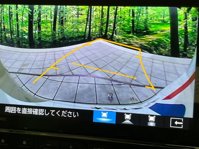 【バックカメラ】駐車時に後方がリアルタイム映像で確認できます。大型商業施設や立体駐車場での駐車時や、夜間のバック時に大活躍!運転スキルに関わらず、今や必須となった装備のひとつです!