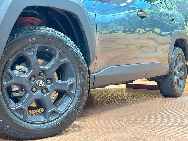 【グレード専用純正18インチアルミホイール】デザイン性の高い純正アルミホイールを装着しております。各種社外アルミホイールや、スタッドレスタイヤも取扱いしております。是非ご相談ください♪