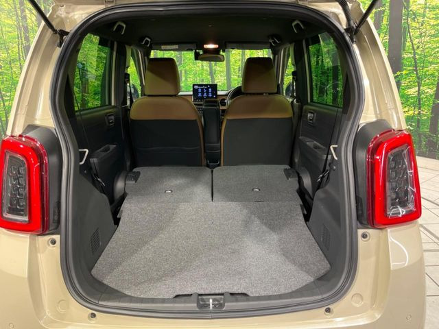 後席を格納すると、これだけの広さが!シーンに合わせたシートアレンジで、大きな荷物も積むことが出来ます♪