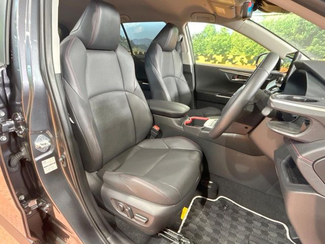 【合皮レザーシート】汚れのふき取りが容易でメンテナンスもが簡単な、機能性に優れる合成皮革を採用した上質なシートです。座り心地もよく、高級感あふれる心地良い車内空間を演出してくれます。