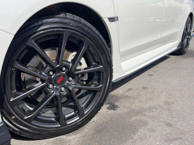 �y�O���[�h��p����18�C���`�A���~�z�C�[���z�f�U�C�����̍��������A���~�z�C�[���𑕒����Ă���܂��B�e��ЊO�A���~�z�C�[����A�X�^�b�h���X�^�C�����戵�����Ă���܂��B���񂲑��k����������