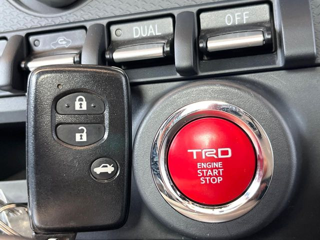 �y�X�}�[�g�L�[�z�J�o����|�P�b�g�ɓ��ꂽ�܂܂ł��h�A�̎{���E�������\�ȃX�}�[�g�L�[�𑕔��B�G���W���̃I���E�I�t�����J�M�����o���K�v����������Ƃ��Ă��֗��ł���