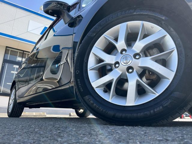 �y����15�C���`�A���~�z�C�[���z�O�ςɃ}�b�`���������A���~�z�C�[���𑕒����Ă���܂��B�e��ЊO�A���~�z�C�[����A�X�^�b�h���X�^�C�����戵�����Ă���܂��B���񂲑��k����������