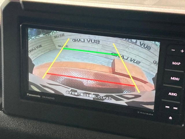 【バックカメラ】駐車時に後方がリアルタイム映像で確認できます。大型商業施設や立体駐車場での駐車時や、夜間のバック時に大活躍!運転スキルに関わらず、今や必須となった装備のひとつです!