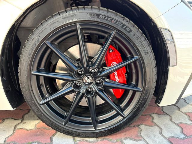 �y����18�C���`�A���~�z�C�[���z�O�ςɃ}�b�`���������A���~�z�C�[���𑕒����Ă���܂��B�e��ЊO�A���~�z�C�[����A�X�^�b�h���X�^�C�����戵�����Ă���܂��B���񂲑��k����������