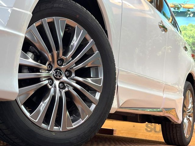 【純正19インチアルミホイール】外観にマッチした純正アルミホイールを装着しております。各種社外アルミホイールや、スタッドレスタイヤも取扱いしております。是非ご相談ください♪