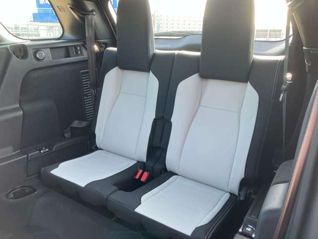 ディスカバリースポーツダイナミック SE 2.0L D200 5+2シート ディーゼル 4WD