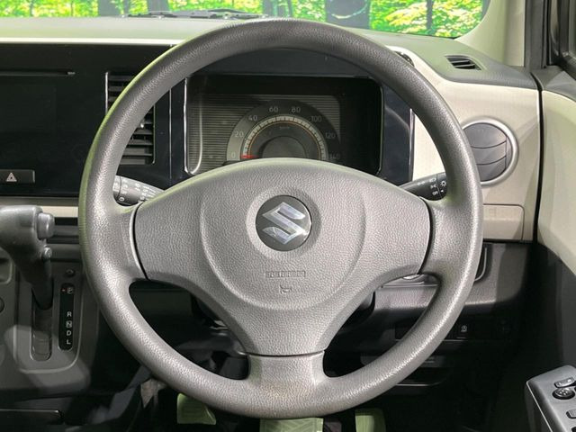 �C���e���A�ɍ��킹���f�U�C���̃X�e�A�����O�́A�^�]�������̂��Ƃ��l���A�^�]���₷���`��A�傫���ł��B�����x�A���ۂɐG���Ă��m���߂��������B