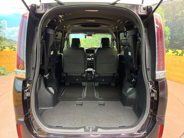 後席を格納すると、これだけの広さが!シーンに合わせたシートアレンジで、大きな荷物も積むことが出来ます♪