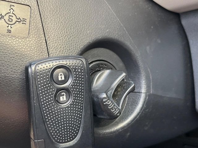 �y�L�[�t���[�V�X�e���z�J�o����|�P�b�g�ɓ��ꂽ�܂܂ł��h�A�̎{���E�������\�ȃX�}�[�g�L�[�𑕔��B�G���W���̃I���E�I�t�����J�M�����o���K�v����������Ƃ��Ă��֗��ł���