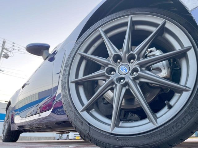 �y����18�C���`�A���~�z�C�[���z�O�ςɃ}�b�`���������A���~�z�C�[���𑕒����Ă���܂��B�e��ЊO�A���~�z�C�[����A�X�^�b�h���X�^�C�����戵�����Ă���܂��B���񂲑��k����������