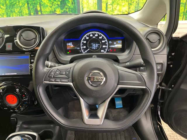 �C���e���A�ɍ��킹���f�U�C���̃X�e�A�����O�́A�^�]�������̂��Ƃ��l���A�^�]���₷���`��A�傫���ł��B�����x�A���ۂɐG���Ă��m���߂��������B