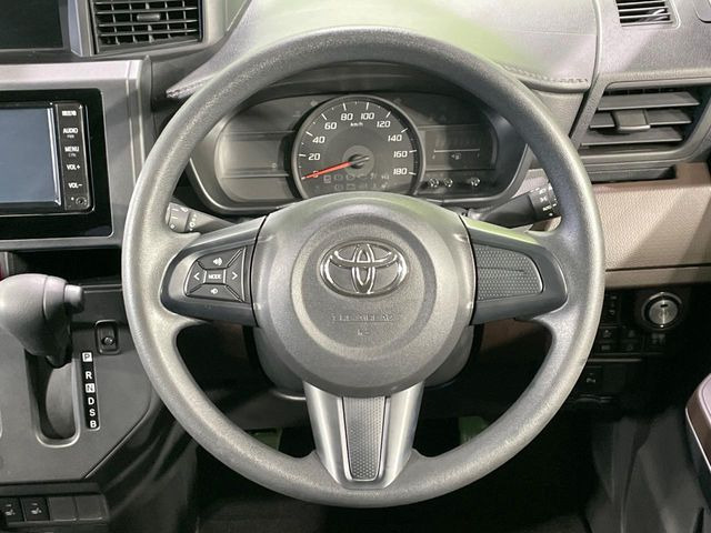 �C���e���A�ɍ��킹���f�U�C���̃X�e�A�����O�́A�^�]�������̂��Ƃ��l���A�^�]���₷���`��A�傫���ł��B�����x�A���ۂɐG���Ă��m���߂��������B