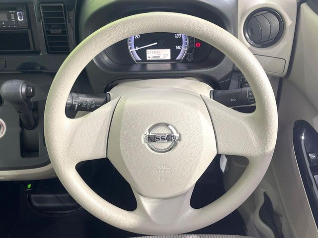 �C���e���A�ɍ��킹���f�U�C���̃X�e�A�����O�́A�^�]�������̂��Ƃ��l���A�^�]���₷���`��A�傫���ł��B�����x�A���ۂɐG���Ă��m���߂��������B