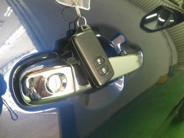 �X�}�[�g�L�[�ŁA�h�A���y�X�J��