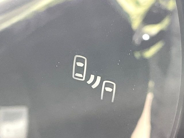 【ブラインドスポットモニター】走行中、ドアミラーの死角になりやすい箇所に後続車が接近するとサイドミラーのレンズに警告を表示!ドライバーに注意喚起をしてくれます。