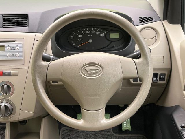 �C���e���A�ɍ��킹���f�U�C���̃X�e�A�����O�́A�^�]�������̂��Ƃ��l���A�^�]���₷���`��A�傫���ł��B�����x�A���ۂɐG���Ă��m���߂��������B