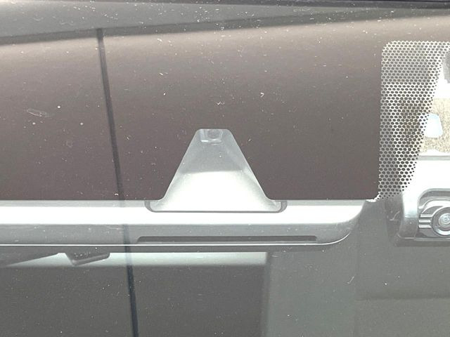 【プリクラッシュセーフティ】前方の車両等を検知し、衝突しそうな時は警報で注意を促し、ブレーキを踏む力をサポート。ブレーキを踏めなかった場合は衝突被害軽減ブレーキが作動、衝突回避をサポートします。