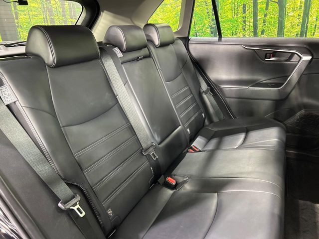 後部座席も気になるようなキズ・汚れやへたり等、大きなダメージはなく、良好な状態です。