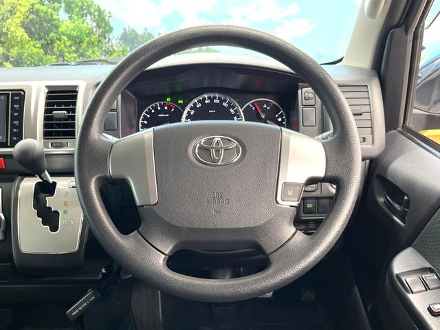 インテリアに合わせたデザインのステアリングは、運転される方のことも考え、運転しやすい形状、大きさです。是非一度、実際に触ってお確かめください。