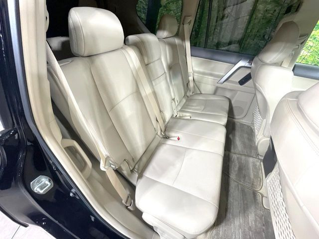 後部座席も気になるようなキズ・汚れやへたり等、大きなダメージはなく、良好な状態です。