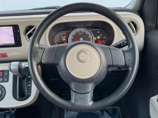 �C���e���A�ɍ��킹���f�U�C���̃X�e�A�����O�́A�^�]�������̂��Ƃ��l���A�^�]���₷���`��A�傫���ł��B�����x�A���ۂɐG���Ă��m���߂��������B