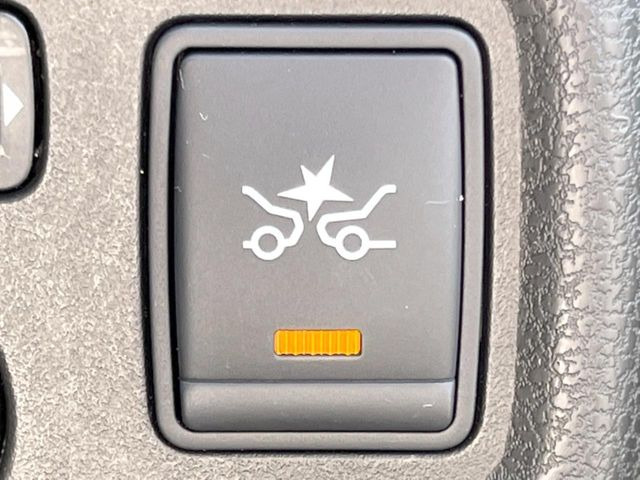 �y�G�}�[�W�F���V�[�u���[�L�z���s���ɑO���̎ԗ�����F�����A�Փ˂������Ȏ��͌x��ƃu���[�L�ŏՓˉ���Ɣ�Q�y�����A�V�X�g�B�����S�Ƀh���C�u�����y���݂��������܂��B