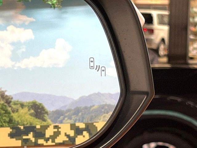 【ブラインドスポットモニター】走行中、ドアミラーの死角になりやすい箇所に後続車が接近するとサイドミラーのレンズに警告を表示!ドライバーに注意喚起をしてくれます。