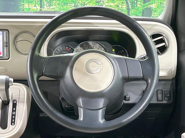 �C���e���A�ɍ��킹���f�U�C���̃X�e�A�����O�́A�^�]�������̂��Ƃ��l���A�^�]���₷���`��A�傫���ł��B�����x�A���ۂɐG���Ă��m���߂��������B