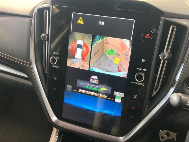 �y�}���`�e���C�����j�^�[�z�Ԃ̃t�����g��T�C�h�̃J�����摜�𓯎��Ƀ��j�^�[�\�����邱�ƂŁA���H�⋷�����𑖍s���ł����͂̏󋵊m�F���ł����S!�{�iSUV�ɂ��ꂵ�������ł���