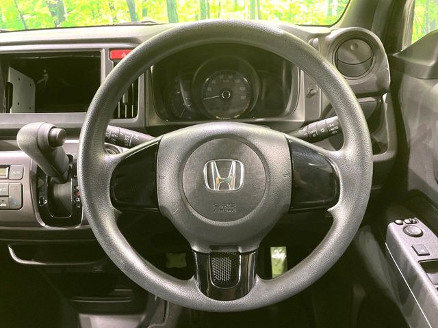 �C���e���A�ɍ��킹���f�U�C���̃X�e�A�����O�́A�^�]�������̂��Ƃ��l���A�^�]���₷���`��A�傫���ł��B�����x�A���ۂɐG���Ă��m���߂��������B