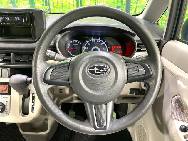 �C���e���A�ɍ��킹���f�U�C���̃X�e�A�����O�́A�^�]�������̂��Ƃ��l���A�^�]���₷���`��A�傫���ł��B�����x�A���ۂɐG���Ă��m���߂��������B