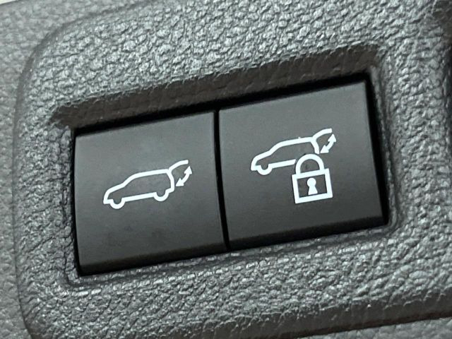 【パワーバックドア】スマートキーや運転席のボタンを押すだけでリアゲートが自動で開閉します!荷物を持っている時や、高い位置にあるバックドアを閉める際に便利な機能です♪