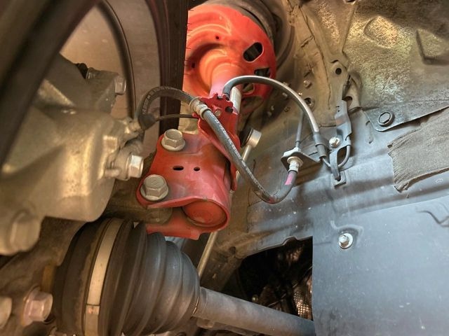 お車を安心してお乗りいただく為には、足回りの定期点検が欠かせません。サービスサポート(有償保証)では無料点検もご提供しており、安心のカーライフをお過ごしいただけるサポート体制が整っています。