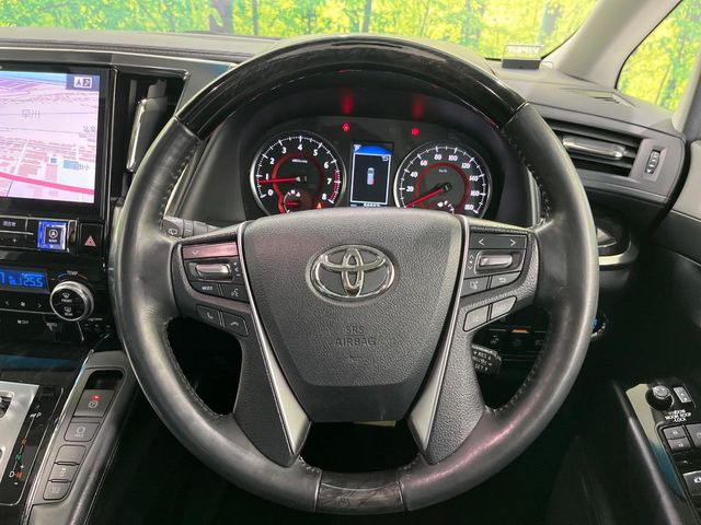 �C���e���A�ɍ��킹���f�U�C���̃X�e�A�����O�́A�^�]�������̂��Ƃ��l���A�^�]���₷���`��A�傫���ł��B�����x�A���ۂɐG���Ă��m���߂��������B