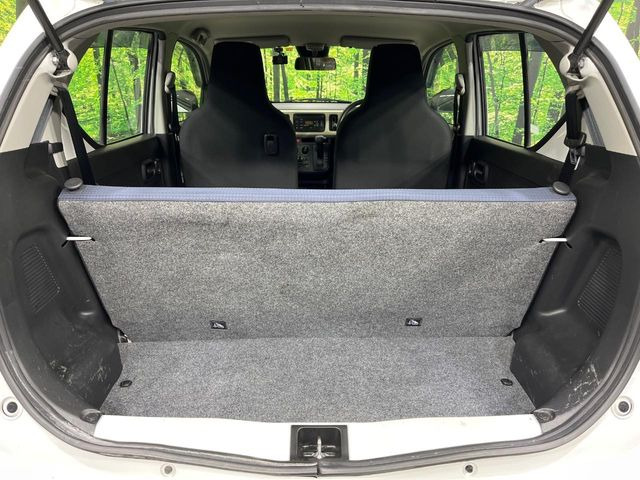 ���i�̂���������ʋ΁A���}���ɏ\���ȉ׎��X�y�[�X���m�ۂ��Ă���܂��B�Z�J���h�V�[�g��|���ƁA�傫�ȉו��̐ύڂ��\�ł���