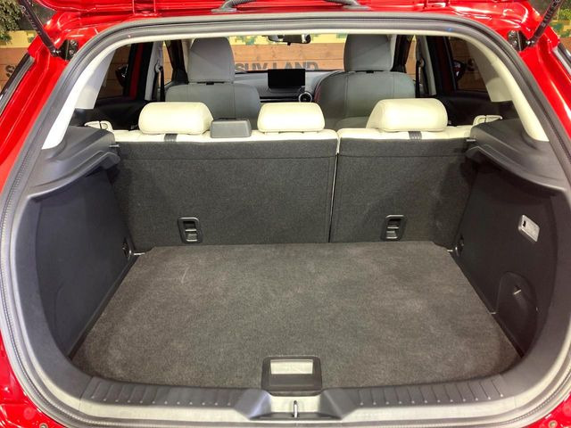 ���i�̂���������ʋ΁A���}���ɏ\���ȉ׎��X�y�[�X���m�ۂ��Ă���܂��B�Z�J���h�V�[�g��|���ƁA�傫�ȉו��̐ύڂ��\�ł���