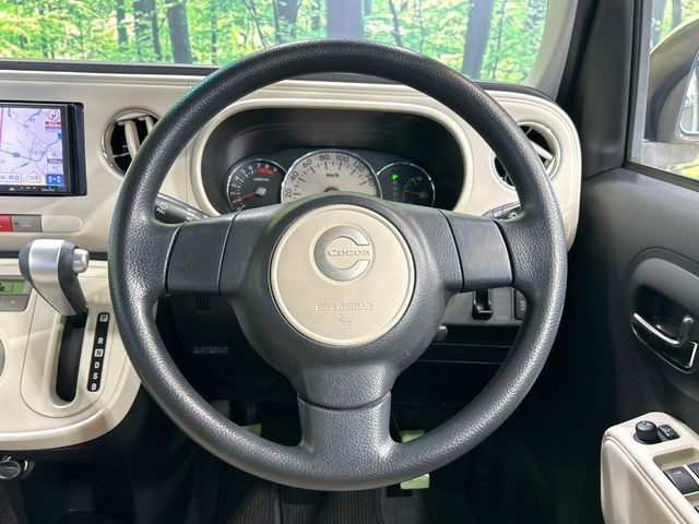 �C���e���A�ɍ��킹���f�U�C���̃X�e�A�����O�́A�^�]�������̂��Ƃ��l���A�^�]���₷���`��A�傫���ł��B�����x�A���ۂɐG���Ă��m���߂��������B