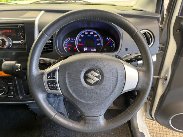 �y�X�e�A�����O�X�C�b�`�z�^�]���A�O������ڐ������炷���ƂȂ��A�I�[�f�B�I���̑��삪�\�ȕ֗��@�\!���S&���K�ȃh���C�u�����o���Ă���܂���