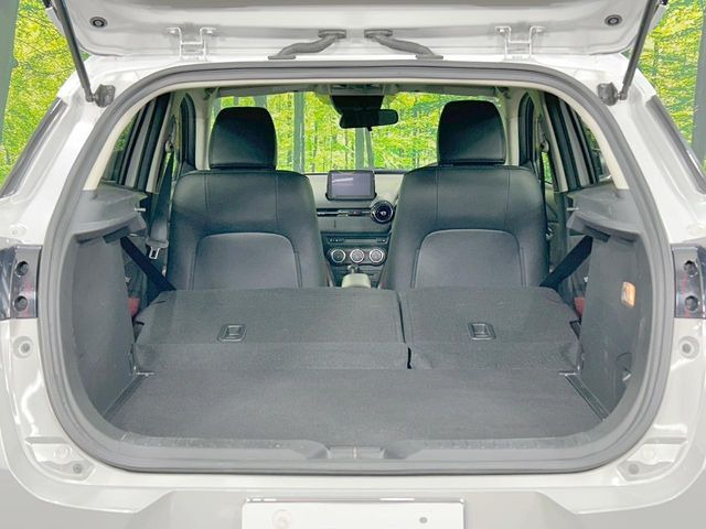 ���i�̂���������ʋ΁A���}���ɏ\���ȉ׎��X�y�[�X���m�ۂ��Ă���܂��B�Z�J���h�V�[�g��|���ƁA�傫�ȉו��̐ύڂ��\�ł���